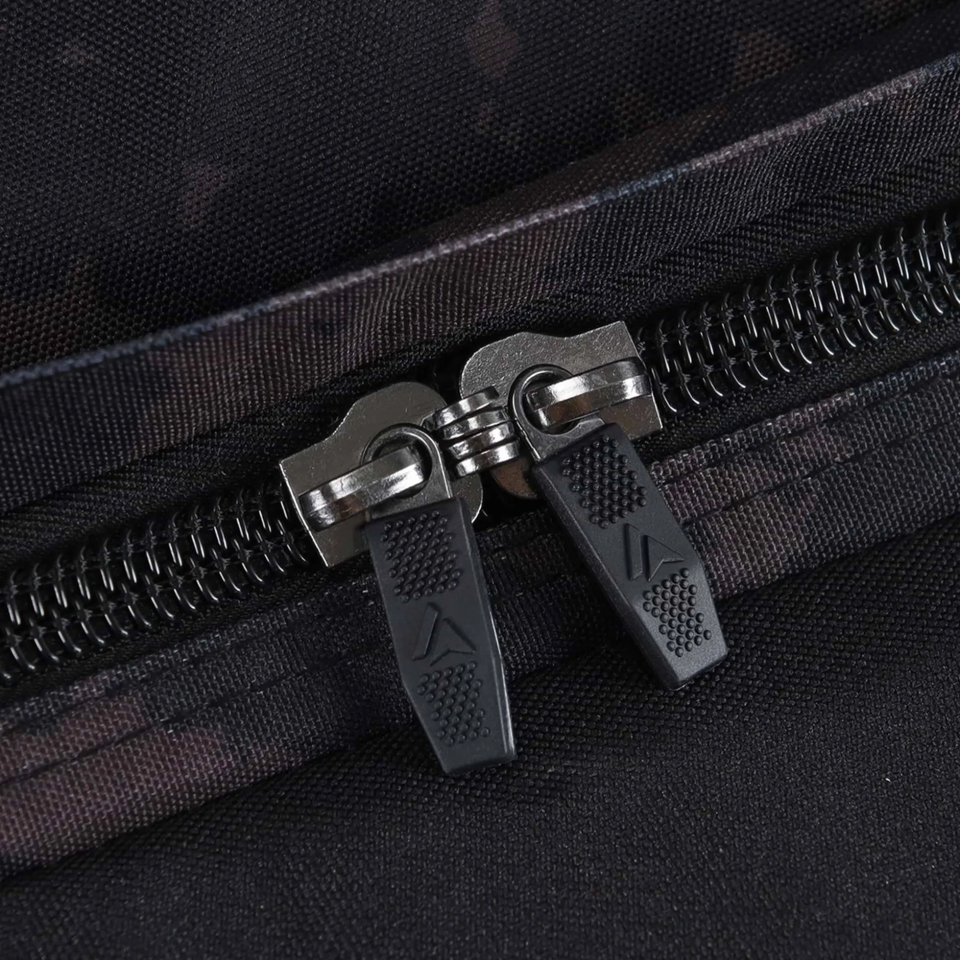 Surfanic Maxim 3.0 100L Roller Bag - Black